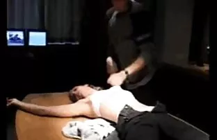 XXX Si rambut coklat FakeAgentUK sedang menghisap kemaluan di vidio bokep jepang xx bawah meja.